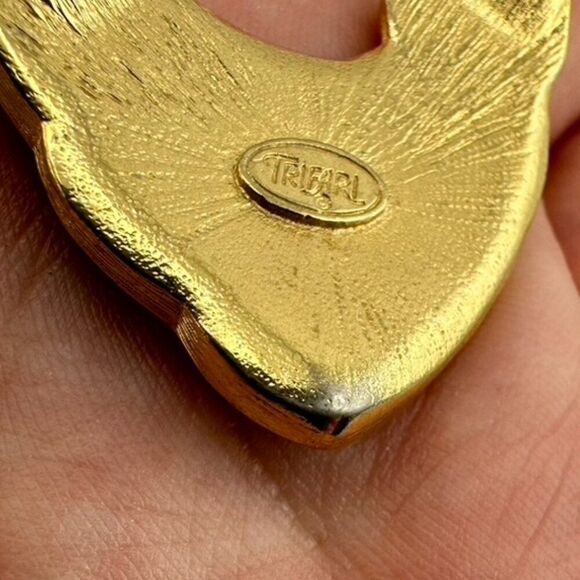 Vintage Trifari Black Enamel Gold Tone Nautical Seashell Wave Necklace Earrings - Picture 5 of 6